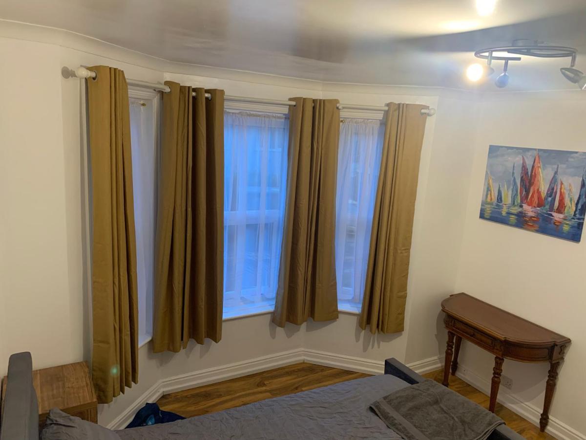 Fantastic Villa Bournemouth - Spa, Parking, Garden Екстер'єр фото