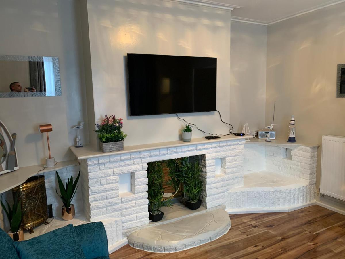 Fantastic Villa Bournemouth - Spa, Parking, Garden Екстер'єр фото