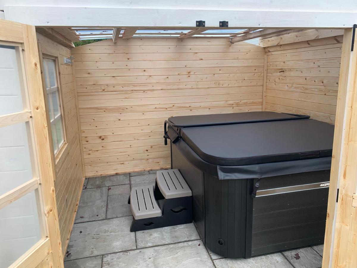 Fantastic Villa Bournemouth - Spa, Parking, Garden Екстер'єр фото