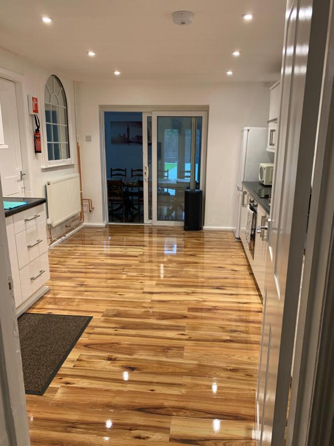 Fantastic Villa Bournemouth - Spa, Parking, Garden Екстер'єр фото