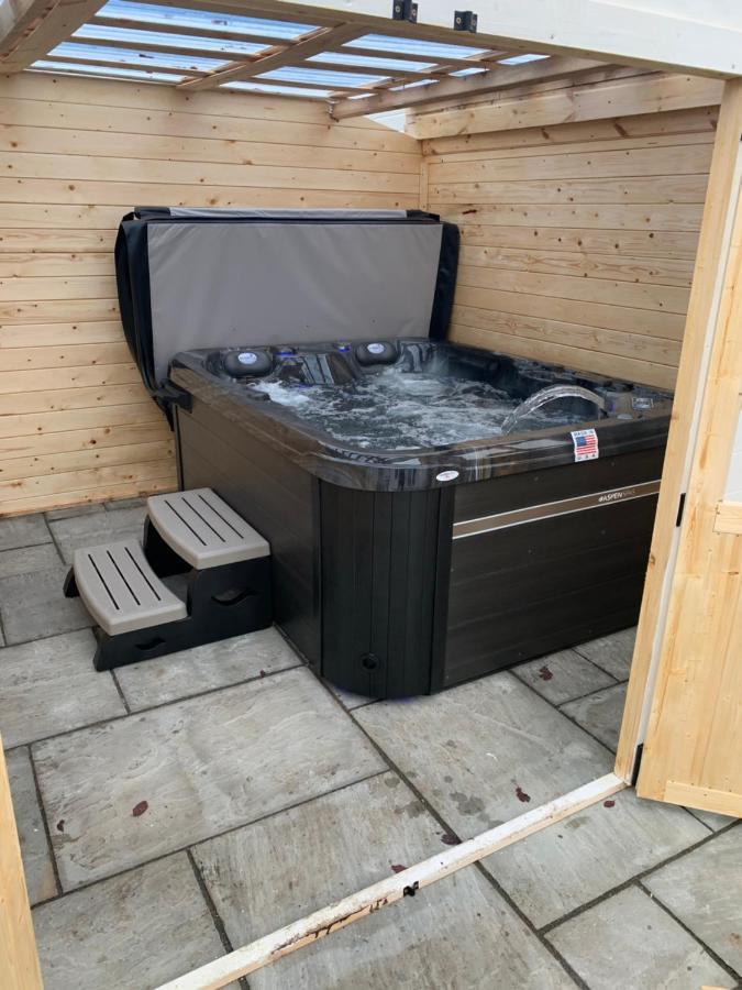 Fantastic Villa Bournemouth - Spa, Parking, Garden Екстер'єр фото