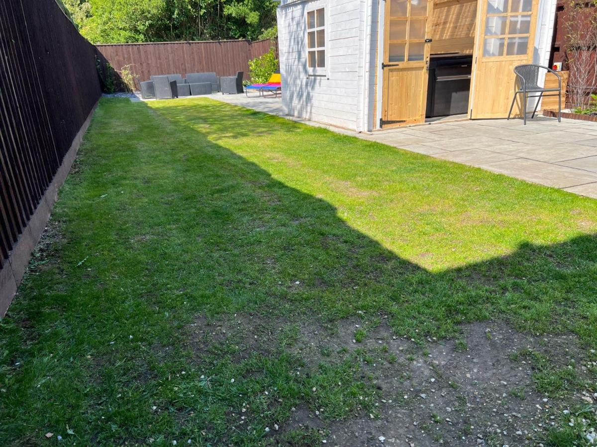 Fantastic Villa Bournemouth - Spa, Parking, Garden Екстер'єр фото