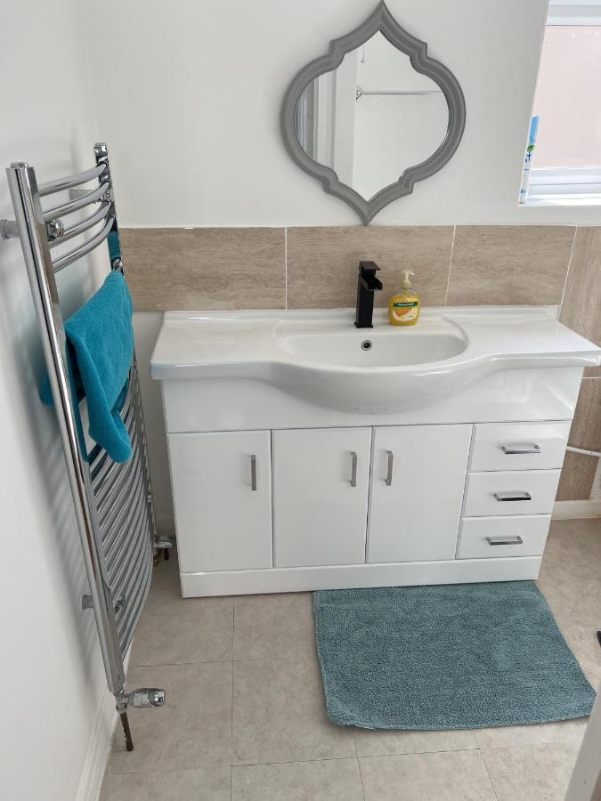 Fantastic Villa Bournemouth - Spa, Parking, Garden Екстер'єр фото